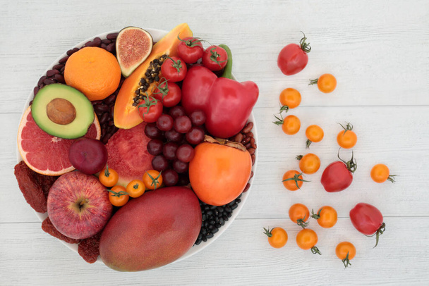 Gyümölcs és zöldség gyűjtemény magas likopin és antocianinok az egészséges szív növényi alapú élelmiszerek is magas antioxidánsok, élelmi rost, omega 3, vitaminok és ásványi anyagok. Etikus táplálkozás egészségügyi koncepció.   - Fotó, kép