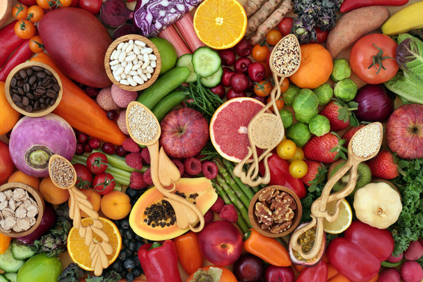 Niski poziom cholesterolu zdrowej żywności o wysokiej zawartości przeciwutleniaczy z owoców, warzyw, zbóż, ziarna, roślin strączkowych i kawy. Wysoka zawartość błonnika, antocyjanów, karotenioidów, witamin, minerałów i mądrych węglowodanów. Żywność wegańska pochodzenia roślinnego. - Zdjęcie, obraz