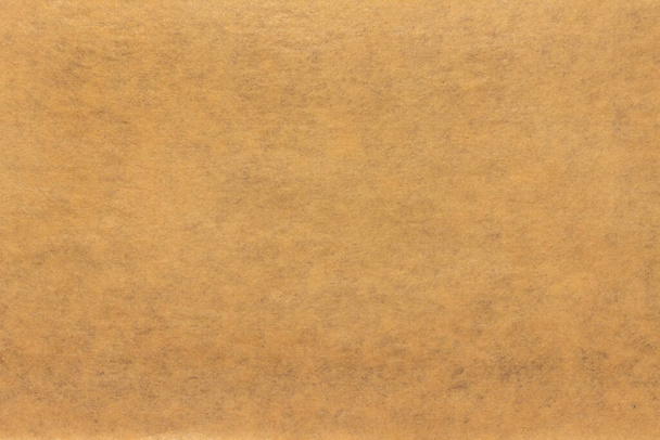 Világosbarna karton textúra. Egységes bézs háttér kis zárványok. - Fotó, kép