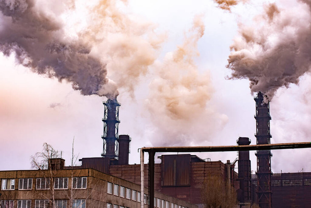 металлургический завод рассвет дымовых выбросов смога. плохая экология.  - Фото, изображение