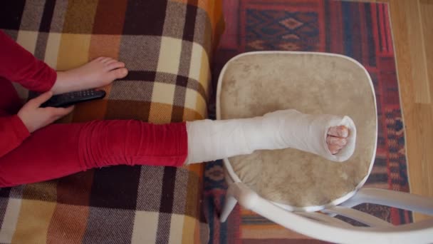 Πόδι παιδιού σε γύψο - Πλάνα, βίντεο