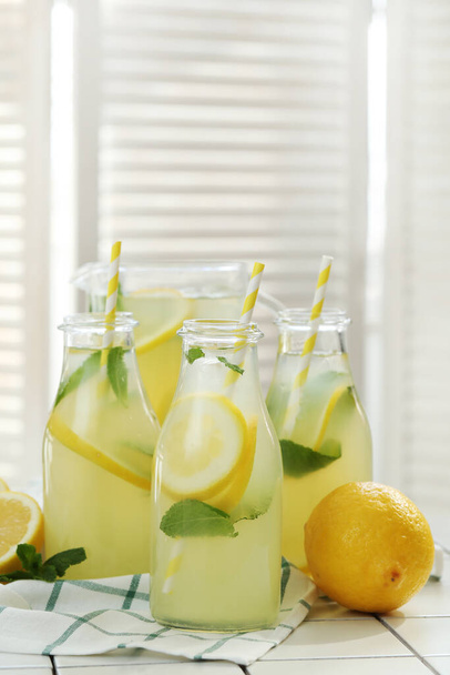 Limonade. Erfrischendes Getränk auf dem Tisch - Foto, Bild