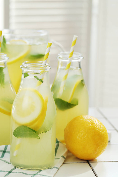 Lemoniadę. Odświeżający napój na stole - Zdjęcie, obraz