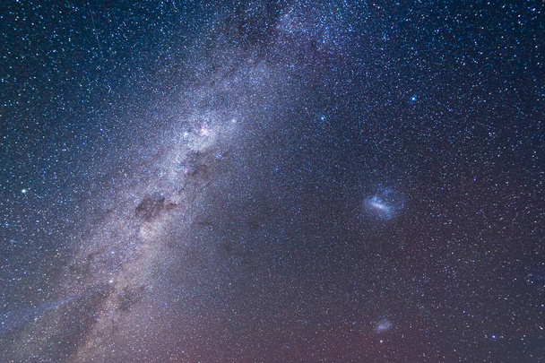 Kaunis afrikkalainen yö taivas linnunradalla, LMC galaksi ja SMC galaksi, galaksin tausta - Valokuva, kuva
