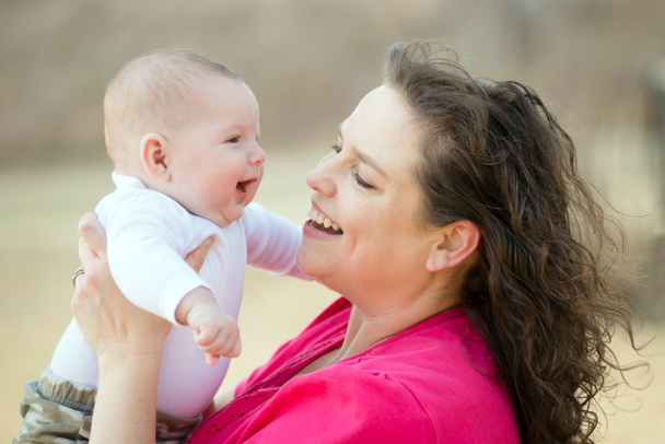 Mère heureuse jouant avec un bébé souriant et heureux
 - Photo, image