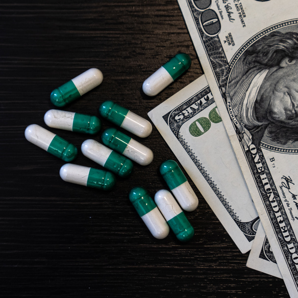 Geld und Pillen, Gesundheitspille Tablette Bargeld und Dollar-Kapsel pharmazeutische - Foto, Bild