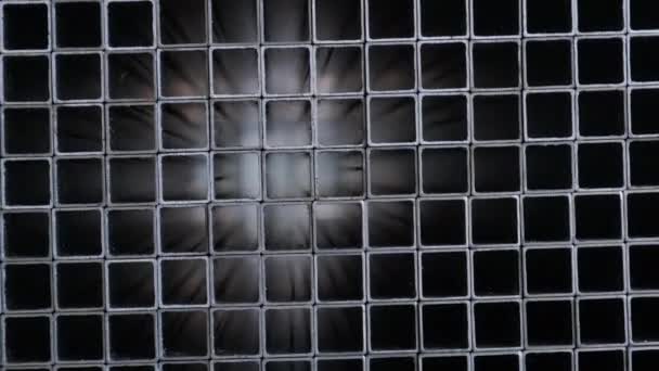 Bir paletin üzerine istiflenmiş çelik kare boruların soyut arkaplanı - Video, Çekim