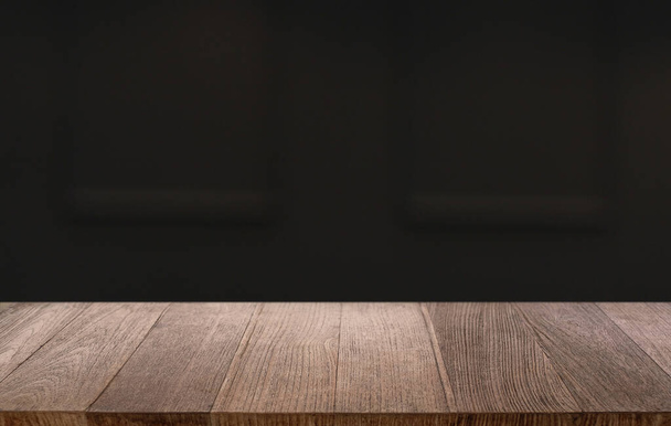 コーヒーショップの抽象的なぼやけた背景の前に空の木製のテーブル。フロントの木製テーブルは、製品を表示またはモンタージュするために使用することができます。 - 写真・画像