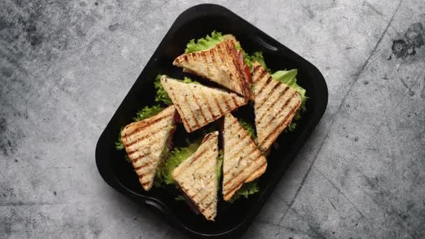 Eet verse en gezonde gegrilde club sandwiches met ham en kaas - Video