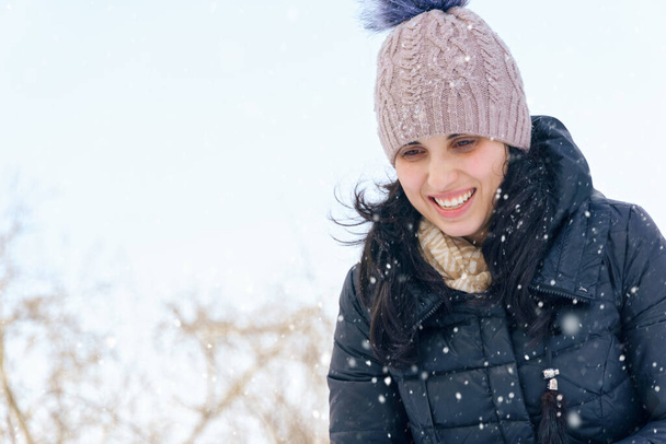 πορτρέτο γυναίκα το χειμώνα εξωτερική, φωτεινό χιονισμένο ημέρα - Φωτογραφία, εικόνα