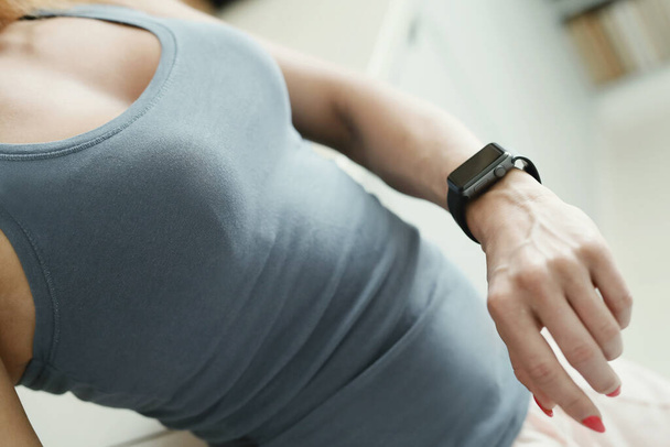 Femme avec montre moderne sur son poignet - Photo, image