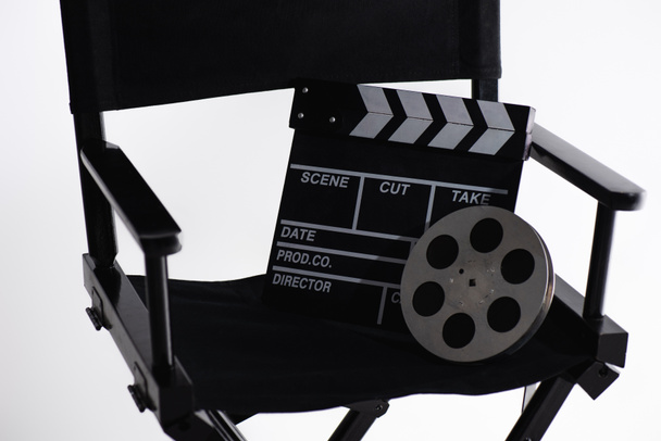 fotel filmowca, klapperboard i bobbin filmowy na białym, koncepcja kina - Zdjęcie, obraz