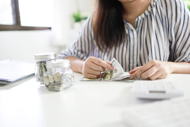 Ukládání peněz koncept Finanční žena ručně stack mince peníze bankovky rostoucí podnikání. hotovost v dolarových bankovkách - Fotografie, Obrázek