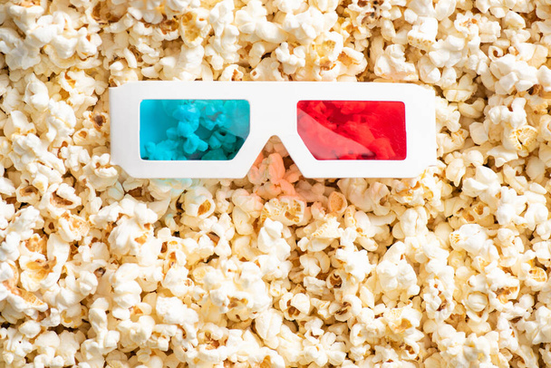 horní pohled na 3D brýle na křupavém popcornu, koncepce kina - Fotografie, Obrázek