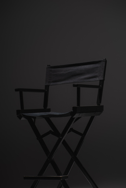 preto, cadeira de diretor moderno no fundo cinza escuro, conceito de cinema - Foto, Imagem