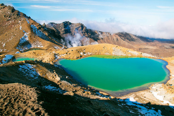 Stunning emerald blue lake in high magnitude of World's Heritage Tongariro National Park, Great Walk, smoking sulphur from ground of active volcano - Zdjęcie, obraz