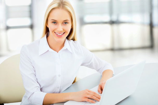 Business woman using laptop - Fotó, kép