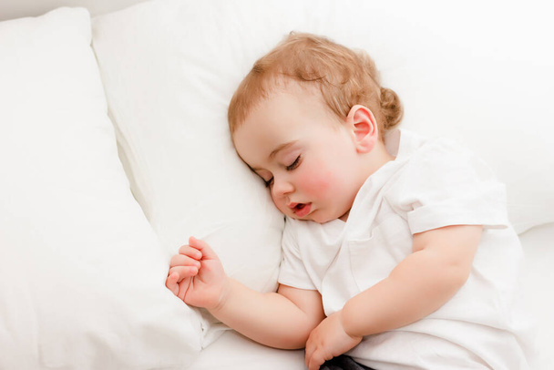 крупным планом портрет прекрасного спящего ребенка, - Фото, изображение