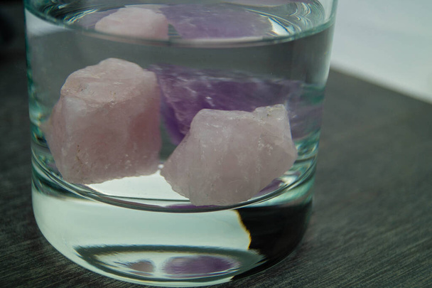 Quartzo rosa e pedras de ametista para energizar a água da bebida - Foto, Imagem