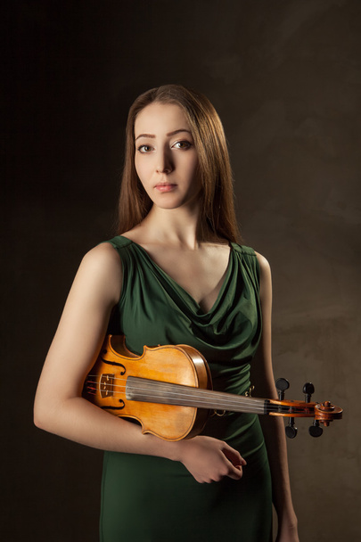 όμορφη νεαρή γυναίκα που παίζει βιολί, πάνω από το μαύρο - Φωτογραφία, εικόνα