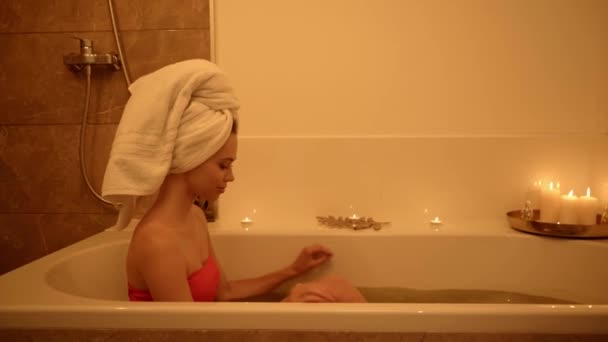 zijaanzicht van gelukkige vrouw in bad met water in wellness centrum - Video