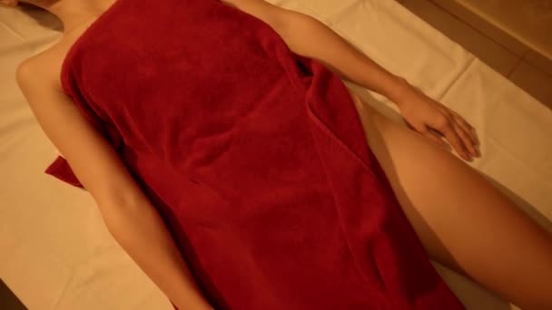 вид зверху розслабленої жінки, що отримує масаж в спа-салоні
 - Кадри, відео