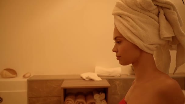 vrouw het nemen van badjas en het nemen van bad in spa salon - Video