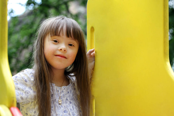 Çocuk parkında güzel bir genç kızın portresi. - Fotoğraf, Görsel