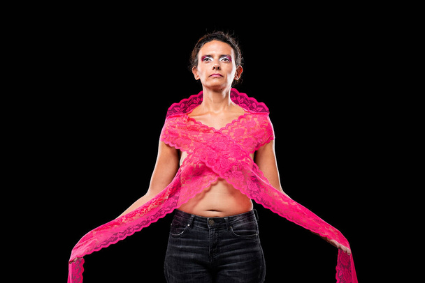Молодая женщина с длинной розовой тканью, изображающая символ и борющаяся с раком груди. - Фото, изображение