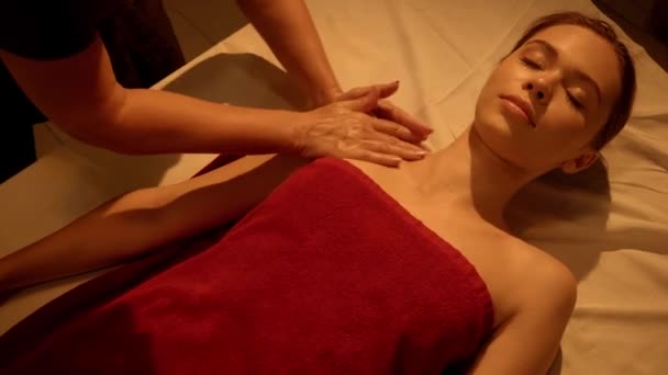 bovenaanzicht van vrouw met gesloten ogen ontvangst massage van masseur in spa salon - Video
