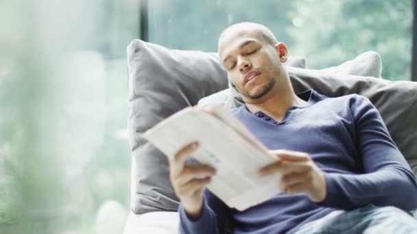 Man alone reading newspaper - Video, Çekim