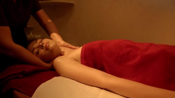 молодой клиент получает массаж шеи от профессионального массажиста в спа-салоне - Кадры, видео