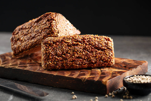 Vista lateral sobre pan de grano de dieta sin harina en rodajas  - Foto, imagen