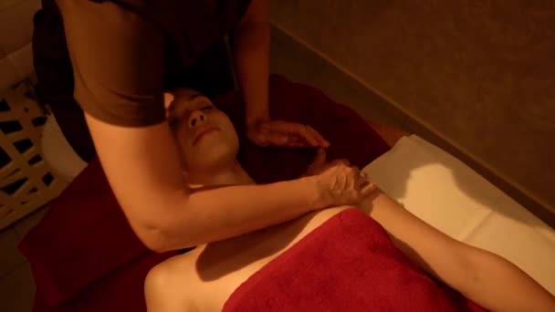 hoge hoek uitzicht van professionele masseur massage ontspannen vrouw  - Video
