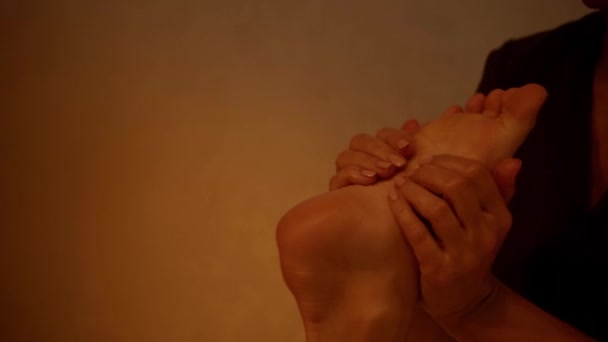 rack foco de masajista profesional masaje descalzo pierna del cliente - Imágenes, Vídeo