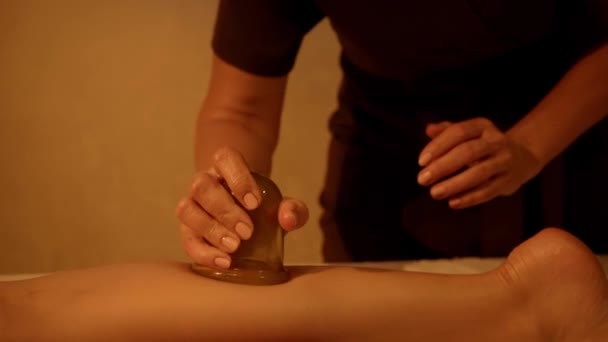 visão cortada de terapeuta profissional fazendo massagem a vácuo para o cliente   - Filmagem, Vídeo