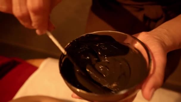αισθητικός ανάμειξη λάσπη σε μπολ με σπάτουλα κοντά πελάτη σε spa σαλόνι - Πλάνα, βίντεο