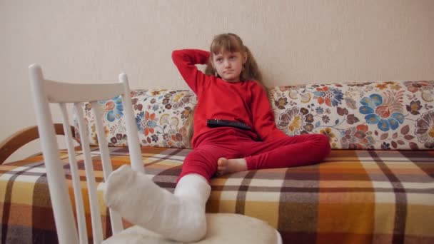 Kleines Mädchen mit gebrochenem Bein - Filmmaterial, Video