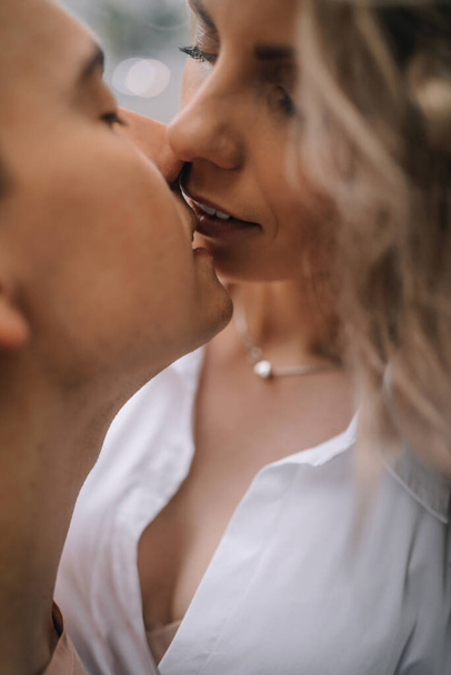 Joven hermosa pareja besándose de cerca. Foto vertical - Foto, Imagen