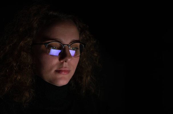Mulher de negócios navegando na internet com seu computador à noite. A tela é refletida em seus óculos, conceito de excesso de trabalho. - Foto, Imagem