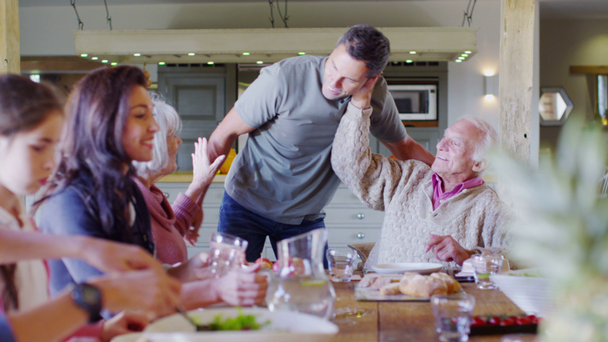 οικογενειακή ομάδα που τρώνε το μεσημεριανό γεύμα στο σπίτι - Πλάνα, βίντεο