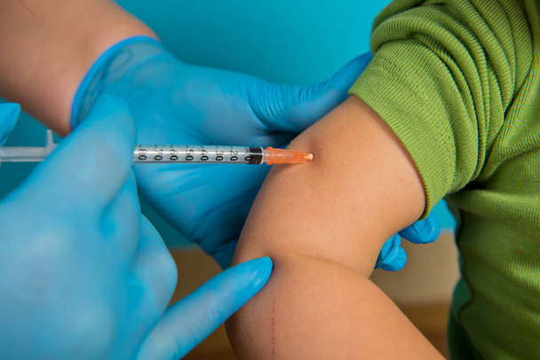 Zbliżenie szczepienia szczepionką Covid-19 przeciwko koronawirusowi. - Zdjęcie, obraz