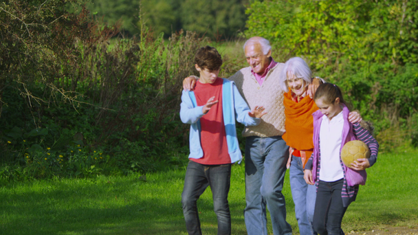 Abuelos caminan con nietos en el campo
 - Imágenes, Vídeo