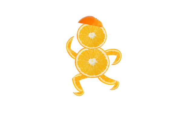 Alimentación saludable. Funny running hombrecito hecho de la hendidura naranja
 - Foto, Imagen