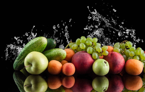 брызги воды, фрукты на черном фоне вина, абрикос и персик - Фото, изображение
