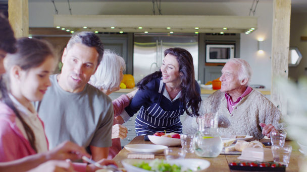 οικογενειακή ομάδα που τρώνε το μεσημεριανό γεύμα στο σπίτι - Πλάνα, βίντεο