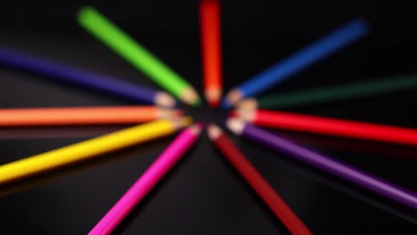 Kolorowe ołówki na czarnym tle slow motion footage - Materiał filmowy, wideo