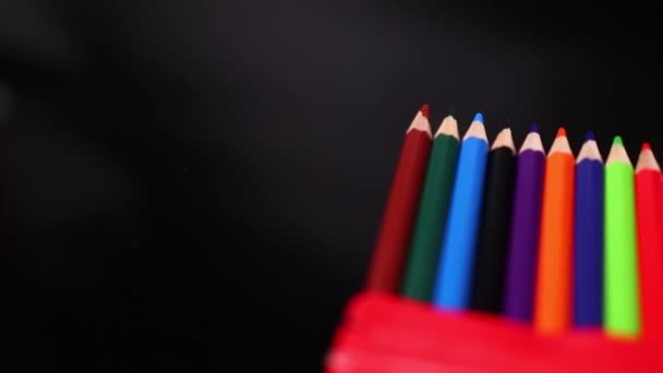 Χρωματιστά μολύβια σε μαύρο φόντο - Πλάνα, βίντεο