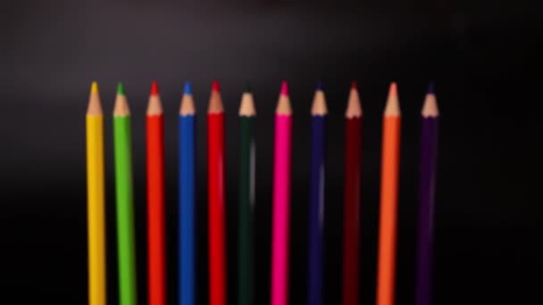 Кольорові олівці на чорному тлі повільні кадри руху
 - Кадри, відео