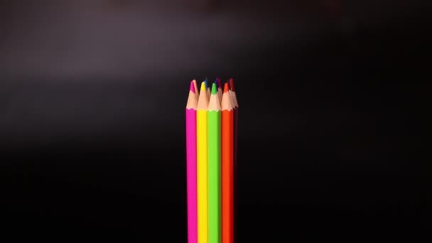 Siyah arkaplandaki renkli kalemler yavaş çekim görüntüleri - Video, Çekim